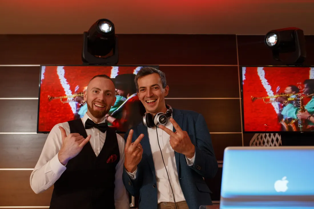 DJ-e Scenika PRO Event przy stanowisku z ekranami LED