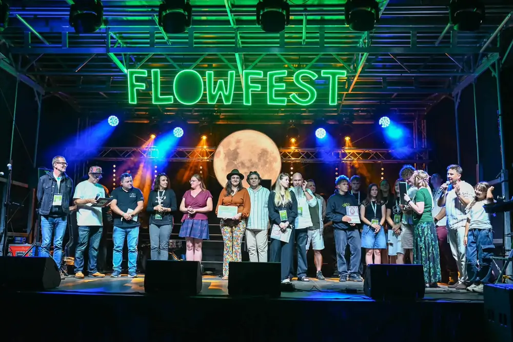Scena plenerowa z kratownicą, oświetleniem i neonem podczas festiwalu