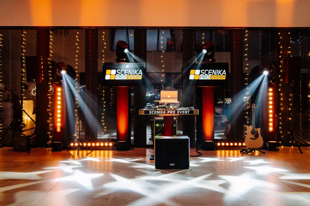 Scena Scenika PRO Event z ekranami LED, głowami ruchomymi i wzorami światła na parkiecie